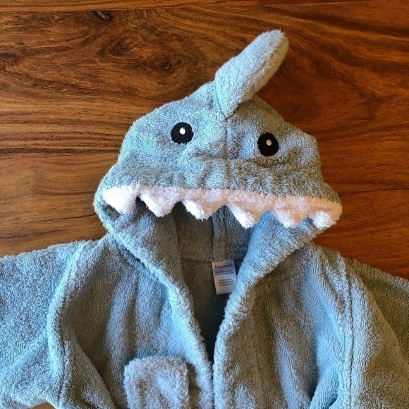 Baby Aspen Blue Shark Bathrobe 🦈 - Picture 4 of 8
